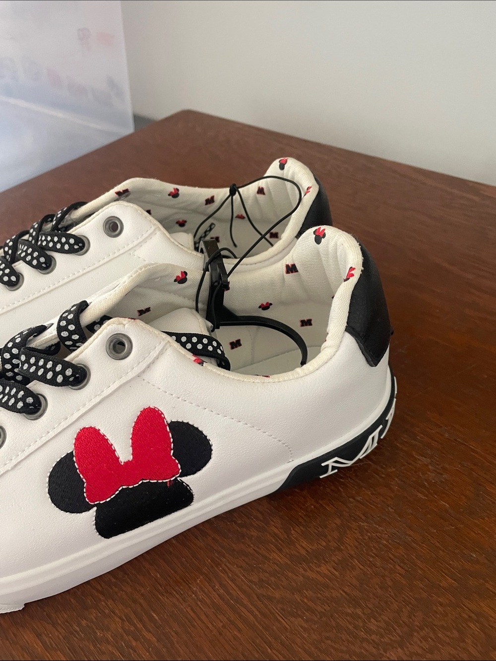 White womens Minnie Mouse sneakers new size 8.5 and 9.5 - Picture 2 of 6